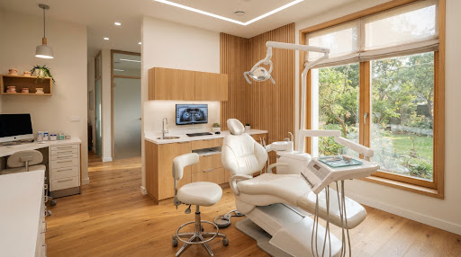 Sillón odontológico moderno y sala de tratamiento luminoso